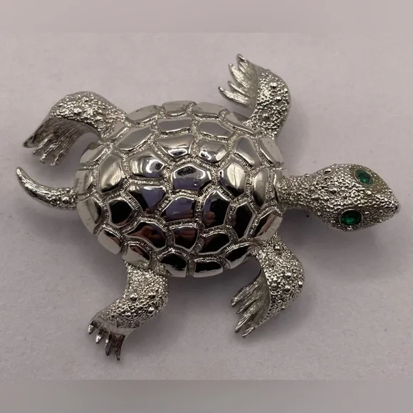 Vintage Signed Monet SilverTone Sea Turtle Brooch Pin Crystal Emerald Green Eyes - Picture 5 of 7